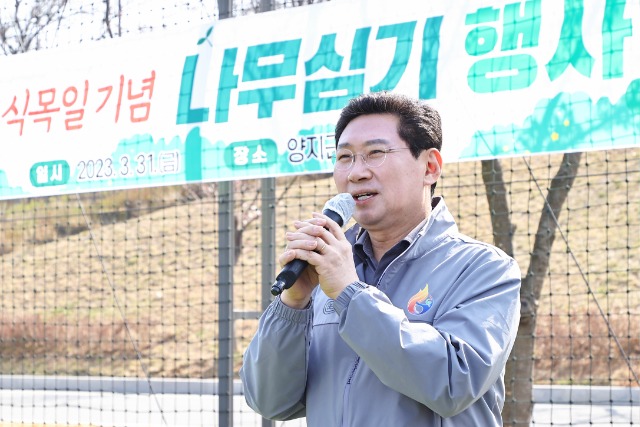 12-1. 이상일 용인특례시장이 31일 제78회 식목일 기념 나무심기 행사에서 인사말을 하고있다.jpg