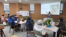 3-1. 기흥구보건소 치매안심센터가 운영하는 치유원예 치매 예방프로그램 _꽃보다 청춘 교실__수정.jpg