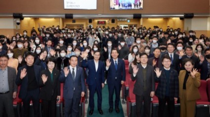 2일 오전 수원시청 대강당에서 열린 제5회 道․시군 합동 타운홀미팅 수원시 공직자 대상 초청강연 행사에서 김동연 경기도지사가 참석자들과 기념촬영을 하고 있다..jpg