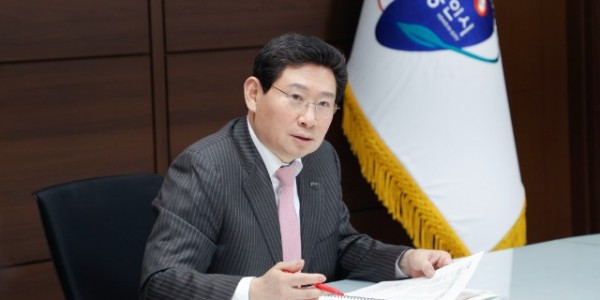 8-1.이상일 용인특례시장이 2일 용인장학재단과 용인자원봉사센터, 용인 청소년미래재단과의 통합 업무보고회를 주재하고 있다-1.jpg