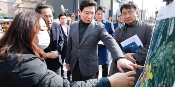 1-2. 지난 3일 ‘찾아가는 행복 소통 시장실’ 첫 대상지로 기흥구 영덕 1동 흥덕지구를 방문한 이상일 용인특례시장이 주민들과 함께 민원 현장을 살펴보고 있다..jpg