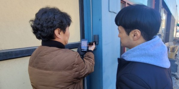 6. 시 관계자가 지하수 옥외자동검침시스템을 통해 확인하고 있다..jpg