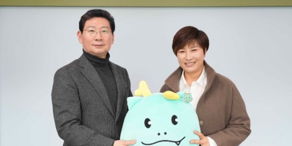 7-2. 이상일 용인특례시장과 박세리 감독이 시 캐릭터 조아용을 들고 기념사진을 찍고 있다..jpg