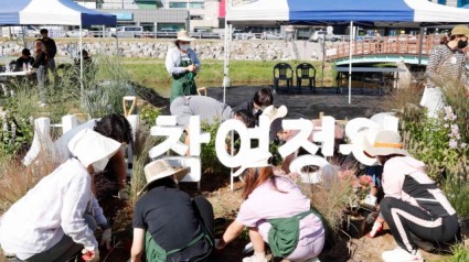 3-1. 지난해 용인특례시 시민정원 참여자들이 정원을 꾸미고 있다.jpg