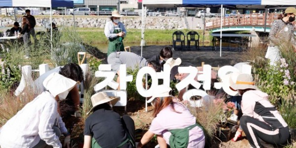 3-1. 지난해 용인특례시 시민정원 참여자들이 정원을 꾸미고 있다.jpg