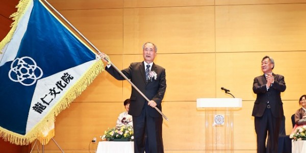 9-1. 최영철 제19대용인문화원장이 문화원 깃발을 흔들고 있다..jpg