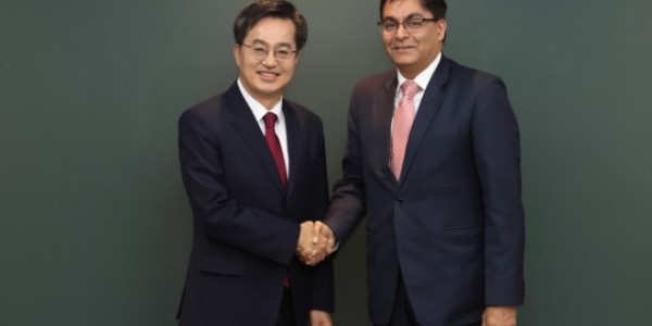 7일 오전 경기도청 접견실에서 김동연 경기도지사가 아밋 쿠마르 주한 인도대사와 기념촬영을 하고 있다.jpg