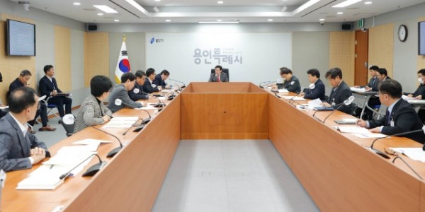 이상일 용인특례시장이 7일 영상회의실에서 간부공무원회의를 주재하고 있다1.jpg