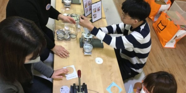 3. 용인특례시가 지역아동센터에서 찾아가는 디지털창작소를 운영했다. 버튼 프레스를 이용해 직접 디자인한 뱃지를 만드는 모습_수정.jpg