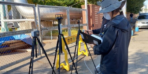 악취관리지역 악취실태조사 시료 채취 모습.jpg