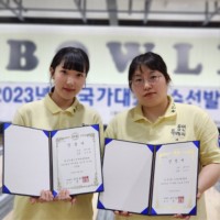 10-1. 지난 8일 국가대표로 선발된 용인특례시청 직장운동경기부 볼링팀 가윤미 선수(오른쪽)과 상비군에 선발된 김도희 선수(왼쪽).jpg