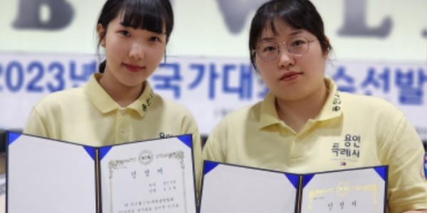 10-1. 지난 8일 국가대표로 선발된 용인특례시청 직장운동경기부 볼링팀 가윤미 선수(오른쪽)과 상비군에 선발된 김도희 선수(왼쪽).jpg