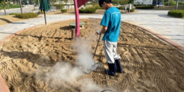 4-1. 용인특례시가 안전한 어린이공원을 위해 모래 놀이터를 스팀장치로 소독하고 있다.jpg