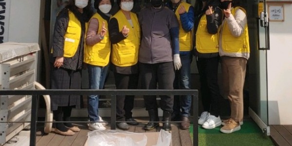 5. 상현1동 지역사회보장협의체 위원들이 밑반찬을 마련한 뒤 기념촬영을 하고 있다.jpg