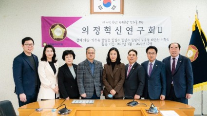 왼쪽부터 강영웅, 박은선, 김상수, 김길수, 기주옥, 이창식, 김영식, 김운봉 의원.jpg