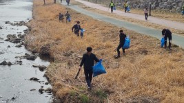 4-1. 지난 9일 이창호 기흥구청장과 직원 등 70여명이 신갈천 산책로 2.9km 구간을 깨끗하게 정리하고 있는 모습.jpg