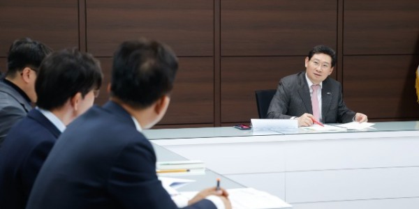 1.이상일 용인특례시장이 장학재단과 자원봉사센터, 청소년미래재단으로부터 합동 업무보고를 받고 있다..jpg