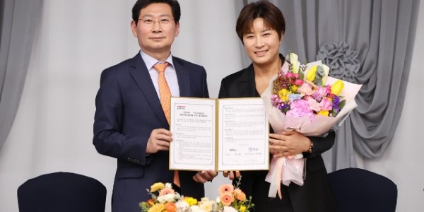 8-1. _용인특례시 체육문화 발전을 위한 업무협약식_에서 협약서에 서명한 이상일 용인특례시장과 박세리 대표.JPG