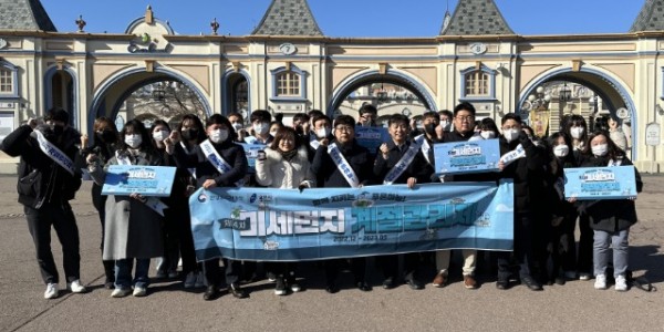 7-1 지난 13일 용인특례시 처인구 포곡읍에 위치한 _에버랜드_ 인근에서 미세먼지 저감 캠페인을 진행한 용인특례시와 한강유역환경청 직원들.jpg