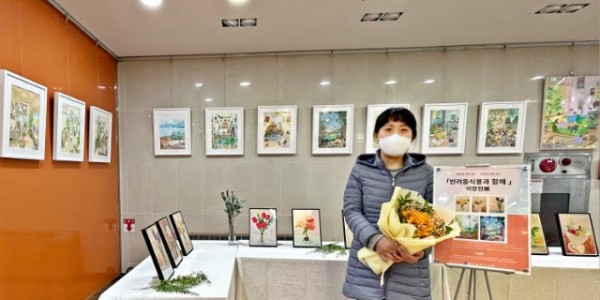 9-1. 이창현 작가가 용인중앙도서관 전시공간에서 기념촬영을 하고 있다.jpg