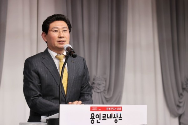 1-1. 이상일 용인트례시장이 15일 버스고고 발대식에서 인사말을 하고있다.JPG