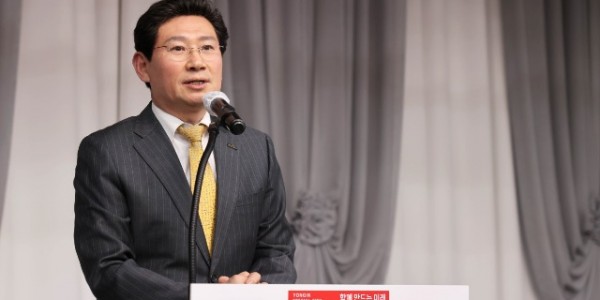 1-1. 이상일 용인트례시장이 15일 버스고고 발대식에서 인사말을 하고있다.JPG