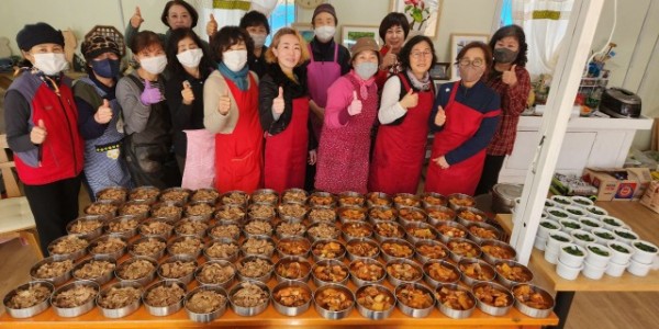 10. 홀몸 어르신 대상 밑반찬 나눔 행사를 진행한 원삼면 봉사단체의 모습.jpeg