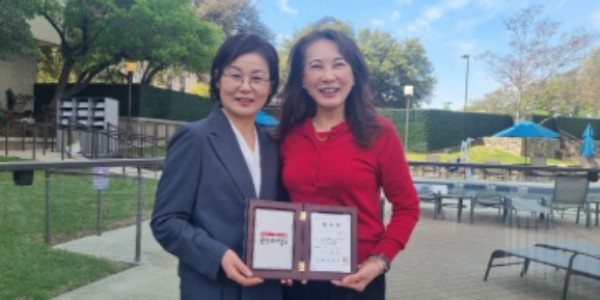 김현주 기업지원과장이 강수지 오스틴시 한국부동산협회장에게 해외연락관 위촉장을 전달하고 있다.jpg