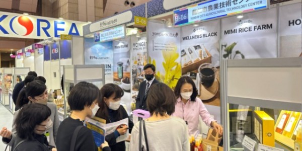 1-1. 용인특례시가 관내 농가 해외 판로 개척을 위해 도쿄국제식품박람회 참가 지원을 했다. 용인시 부스에 현지 관람객들이 몰려있는 모습_수정.JPG