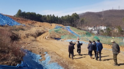 7. 용인특례시(시장 이상일)는 해빙기를 맞아 수지구 고기동의 한 대형 건설 현장의 안전 실태를 점검했다_수정.jpg