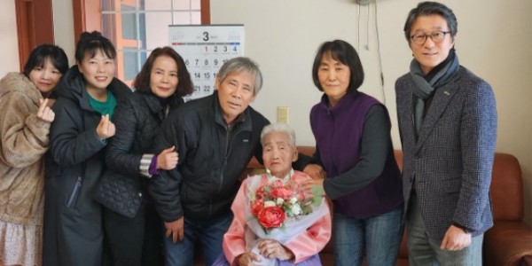 9. 김해성 어르신의 100세 생일을 축하하기 위해 지원한 포곡읍 관계자들의 모습_수정.jpg