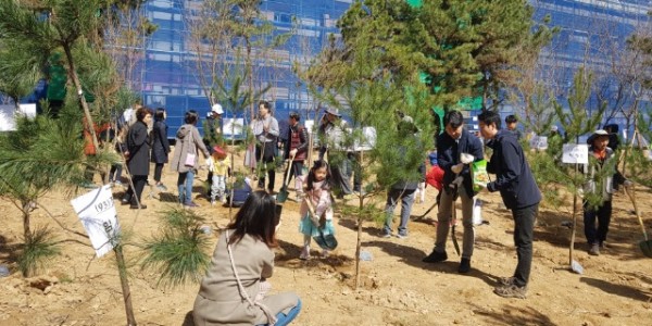 3. 용인특례시가 기념식수를 심을 가족 52팀을 모집한다.JPG