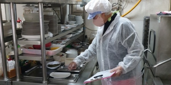 6-1. 식중독 예방 점검에 나선 점검원의 모습.jpg