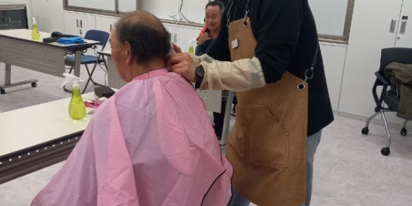 9-1. 중앙동 주민자치위원회가 진행한 봉사활동 모습.jpg