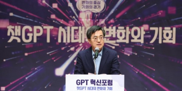 20일 오후 경기도청 1층 대강당에서 열린 경바시, 생성형 인공지능 혁신포럼에서 김동연 경기도지사가 인사말을 하고 있다..jpg