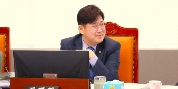 230320 김태형 의원, 경기도 1회용품 사용 저감 지원 조례 일부개정조례안 상임위 통과 (1).jpg