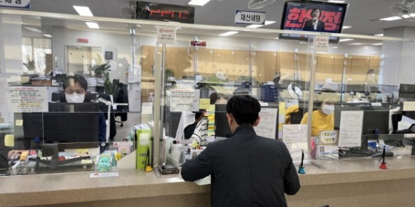 2. 수지구 관계자가 생애최초 주택 구입 시민을 상담하고 있다.JPG