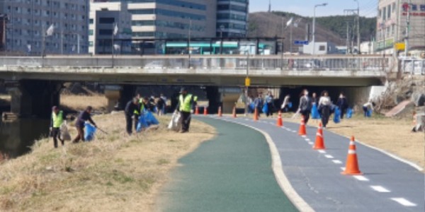 3-1. 경안천 일대에서 환경정화 활동을 펼친 처인구청 직원들.jpg