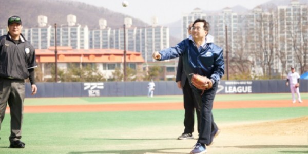 21일 오전 경기광주 팀업캠퍼스에서 열린 2023년 독립야구단 경기도리그 개막식에서 김동연 경기도지사가 시구를 하고 있다..jpg