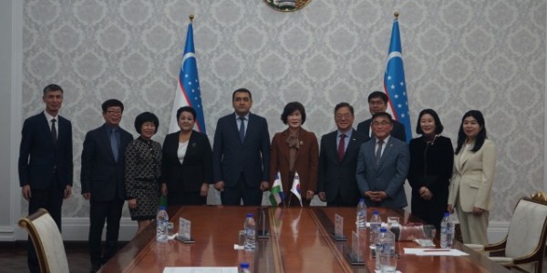 5. 용인특례시가 주선해 이뤄진 우즈베키스탄과 용인상공회의소 업무협약식 모습.JPG