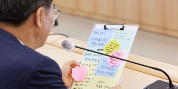 22일 오전 경기도청 다목적회의실에서 열린 저출생 대응 인구해법 마련을 위한 토론회에서 김동연 경기도지사가 직원들의 의견을 보고있다..jpg