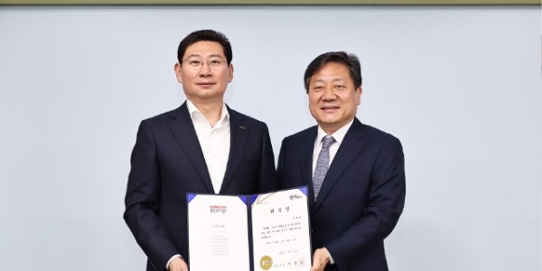 2. 용인특례시 이상일 시장(왼쪽)과 특별고문으로 위촉된 강대희 서울대학교 의과대학 교수(오른쪽).jpg