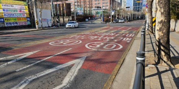 10-1. 수지고등학교 앞 도로 노면표시 도색 전 모습.jpg