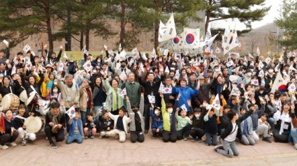 2.이상일 용인특례시장이 25일 수지 머내만세운동 기념행사 참자가들과 만세삼창을 외치며 기념촬영을 하고 있다.jpg