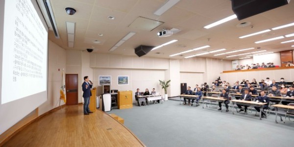 9-1. 이상일 용인특례시장이 지난 24일 용인도시공사 직원 70여명을 대상으로 그림과 화가 등에 대한 특강을 했다..jpg