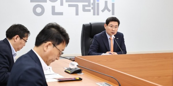 이상일 용인특례시장이 3월 27일 시청 영상회의실에서 간부공무원회의를 주재하고 있다 1.jpg