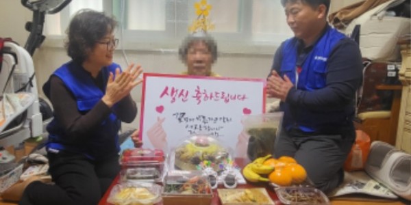 6-1. 보정동 지역사회보장협의체 위원들이 홀로어르신 가구를 찾아 생신을 축하해드리고 있다..jpg