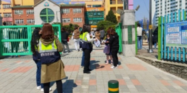 7. 지난 27일 청소년지도위원회(위원장 이기쁨)가 청곡초등학교 정문에서 안전한 학교 만들기 캠페인을 했다.jpeg