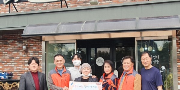8. 기흥동 소재 음식점 ‘더담아(대표 최경희)’가 어려운 이웃을 위해 써 달라며 180만원 상당의 음식 교환권을 지원했다..jpg