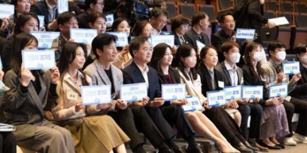 29일 오전 경기도청 1층 대강당에서 김동연 경기도지사, 오병권 행정1부지사, 염태영 경제부지사, 박지헌 강사(V.O.S 가수), 도 공무원 및 공공기관 직원 등 400여명이 참석한 가운데 인구문제 기회 토론회를 마치고 기념촬영을 하고 있다.jpg